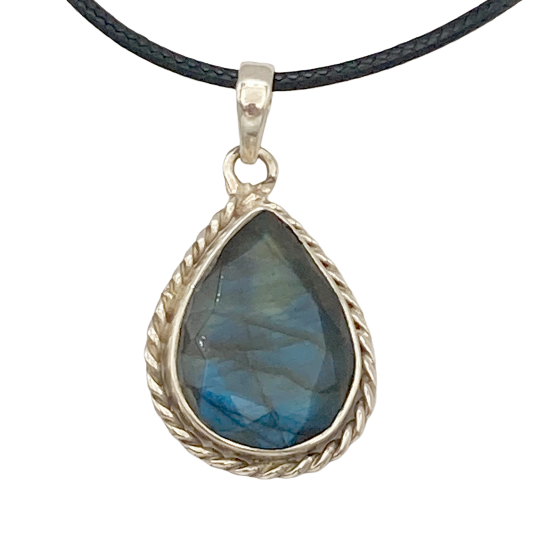Simple Labradorite Pendant