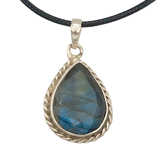 Simple Labradorite Pendant